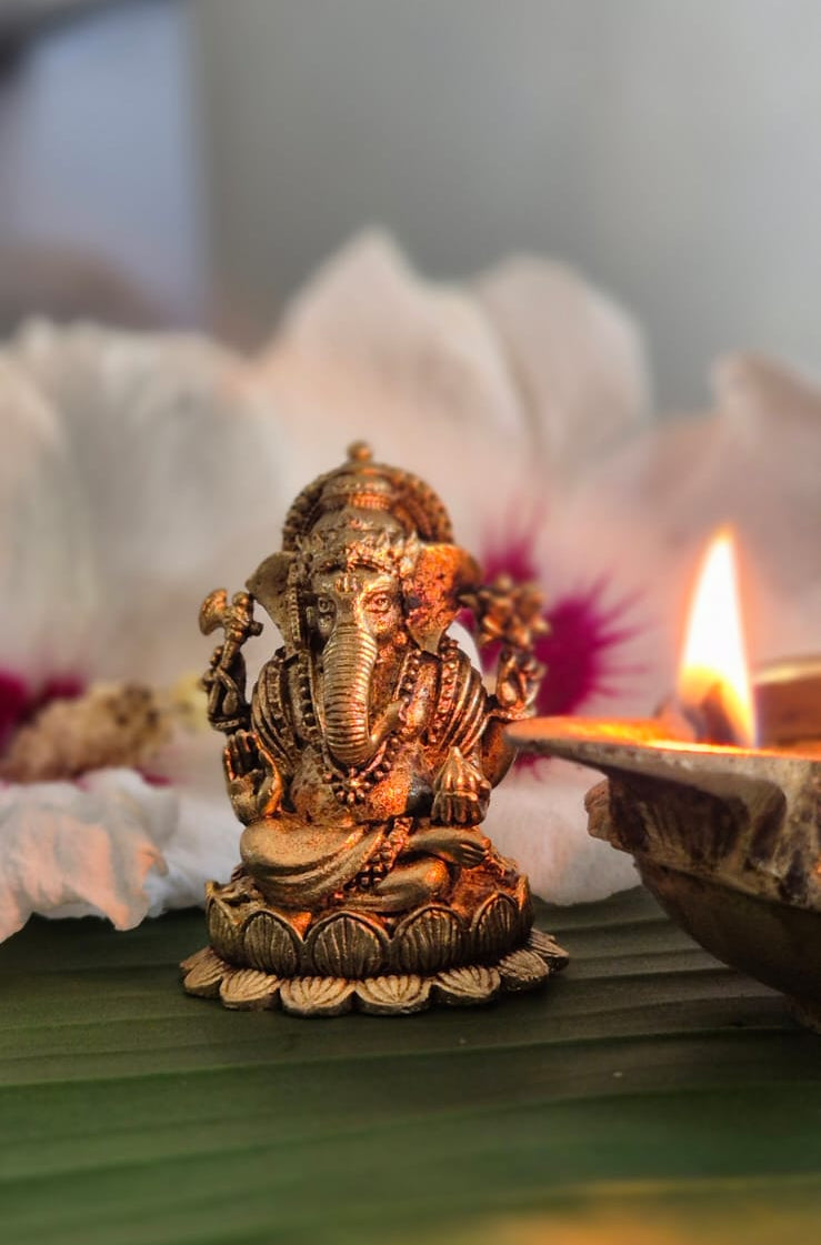 Gouden Ganesh Beeld – Handgemaakt Messing Beeld op Lotustroon